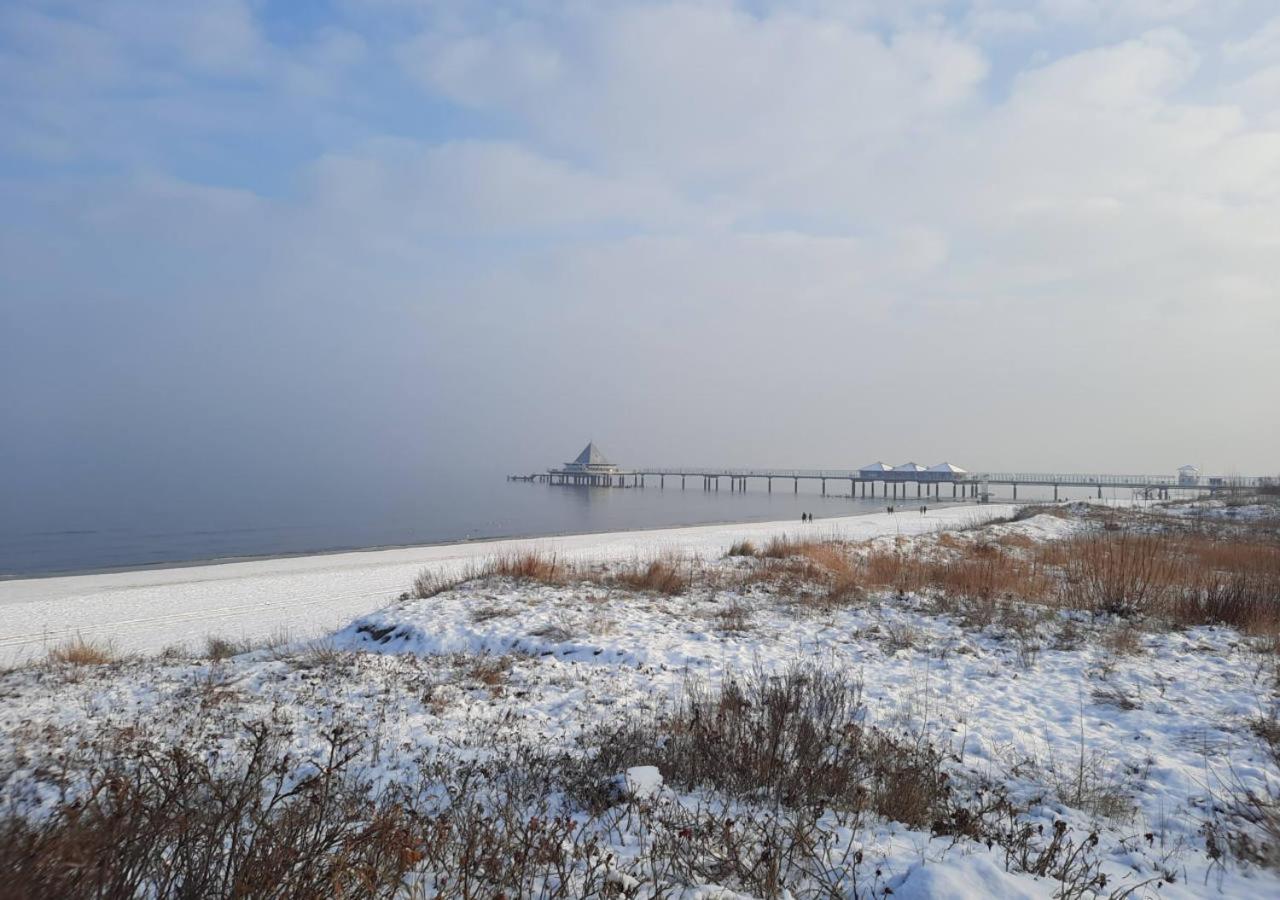 Modernes Reetdach-Ostseeferienhaus Bella Mare, Insel Usedom Mit Sauna, Kamin & Sonnenterrasse Zirchow المظهر الخارجي الصورة